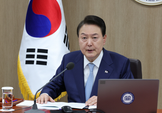 윤석열 대통령이 16일 서울 용산 대통령실 청사에서 열린 국무회의에서 모두발언하고 있다.  연합뉴스